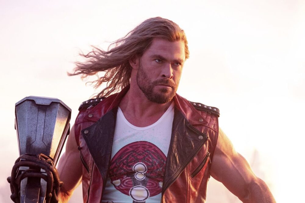 Zdjęcie okładkowe wpisu: Chris Hemsworth dzieli się nowym kadrem z Furiosy. Pot, piasek i słodki misiek