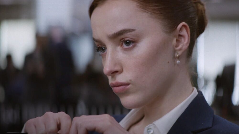 Zdjęcie okładkowe wpisu: Phoebe Dynevor stanie do walki z rekinami