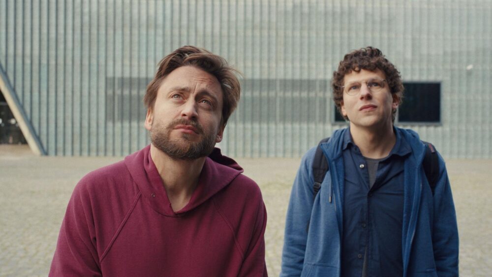 Zdjęcie okładkowe wpisu: Witamy w Polsce! Jesse Eisenberg i Kieran Culkin podróżują PKP w zwiastunie Prawdziwy ból