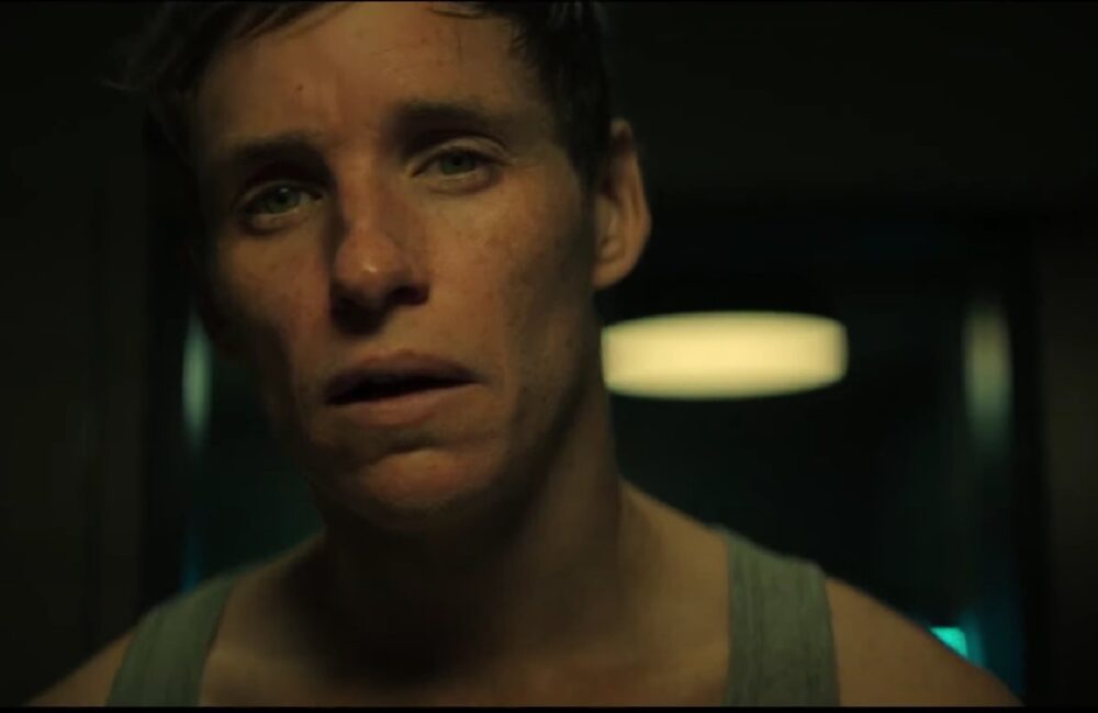 Zdjęcie okładkowe wpisu: Dzień Szakala w serialowym wydaniu na pierwszej zapowiedzi. Eddie Redmayne zmienia się w zabójcę na zlecenie