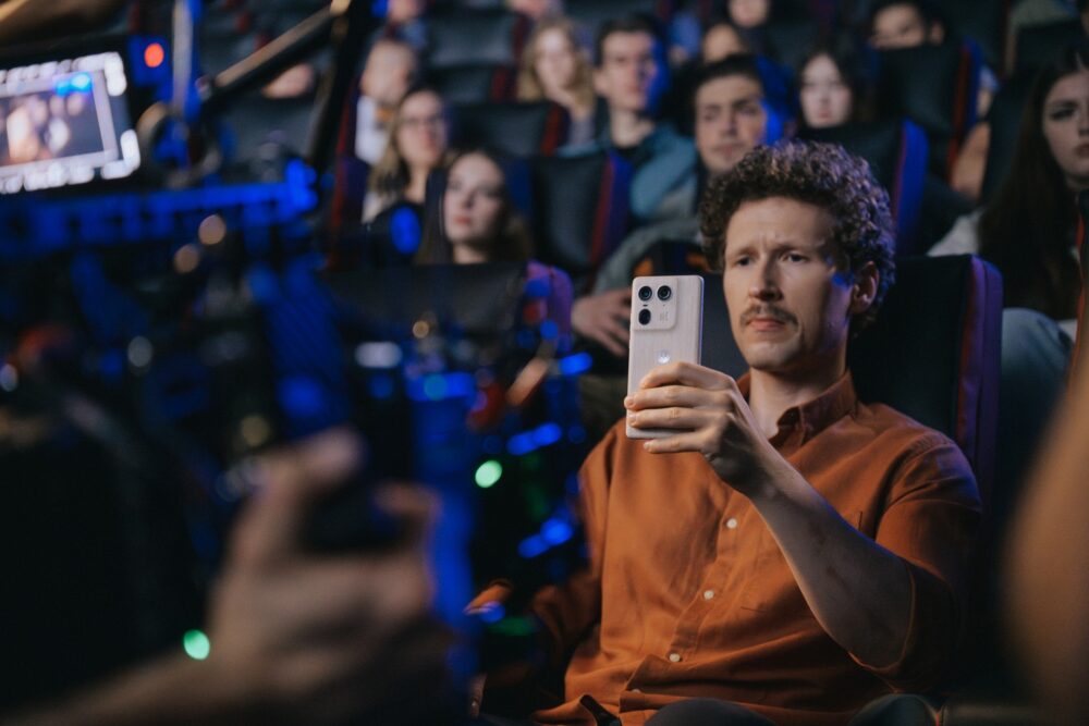 Zdjęcie okładkowe wpisu: Ruszył projekt edukacyjny Motorola x Cinema City z udziałem Janusza Chabiora