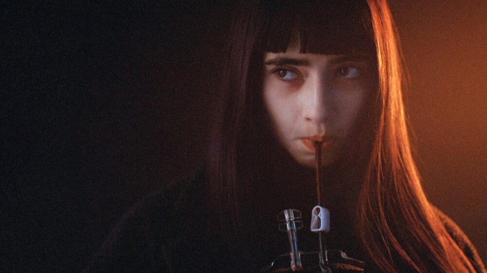 Zdjęcie okładkowe wpisu: Humanitarna wampirzyca poszukuje osób chcących popełnić samobójstwo – recenzja filmu. I’ve been lonely, lonely too long