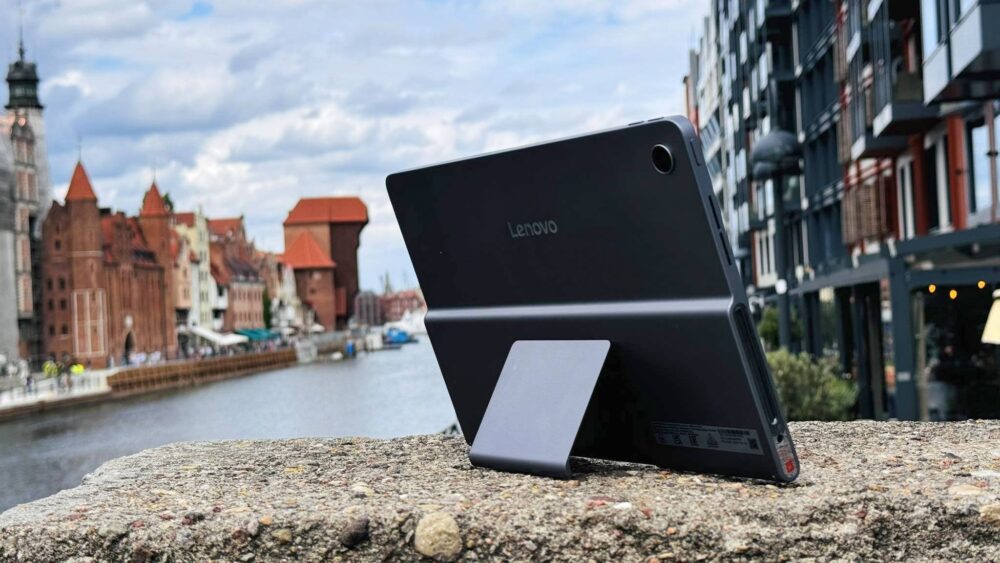 Zdjęcie okładkowe wpisu: Testujemy Lenovo Tab Plus: Centrum rozrywki i przenośna sala kinowa pod ręką!