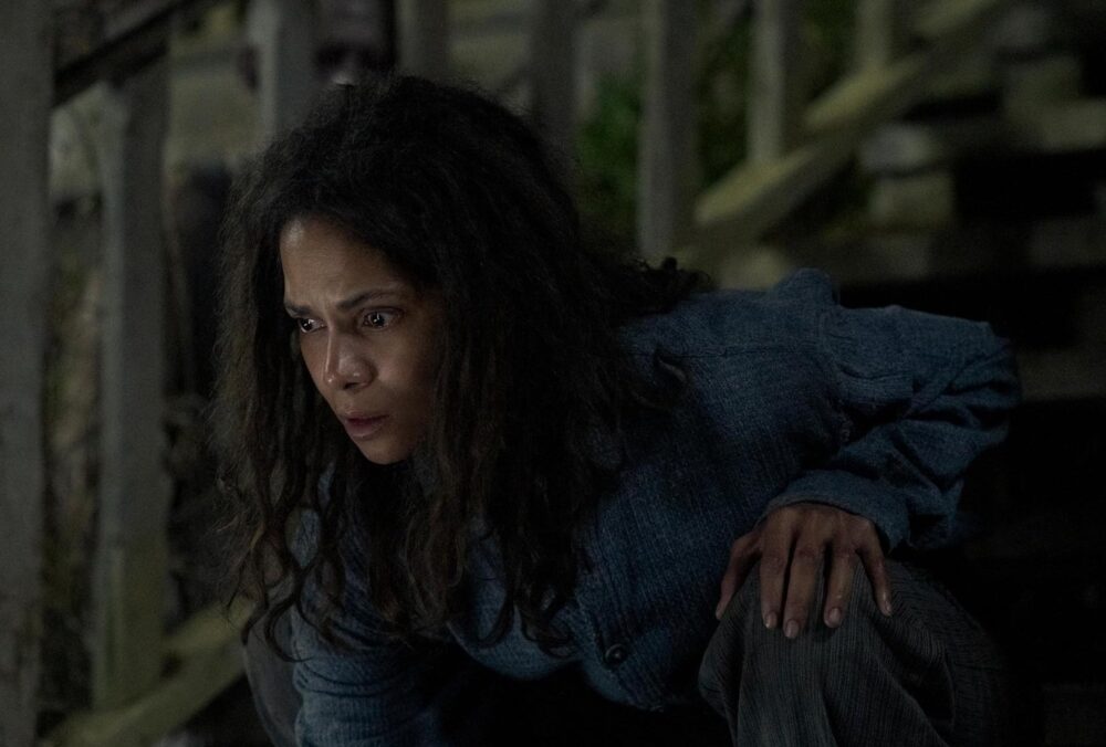 Zdjęcie okładkowe wpisu: Nie oddalaj się – Halle Berry, złe duchy i krwawa masakra! Zwiastun horroru!