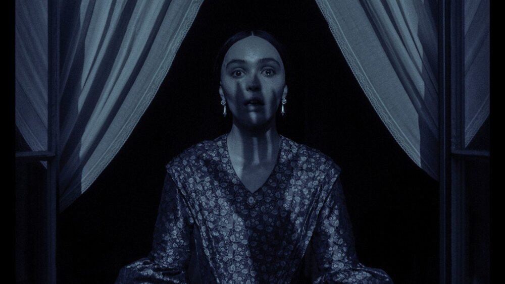 Zdjęcie okładkowe wpisu: Oblana krwią Lily-Rose Depp na nowym zdjęciu promującym Nosferatu
