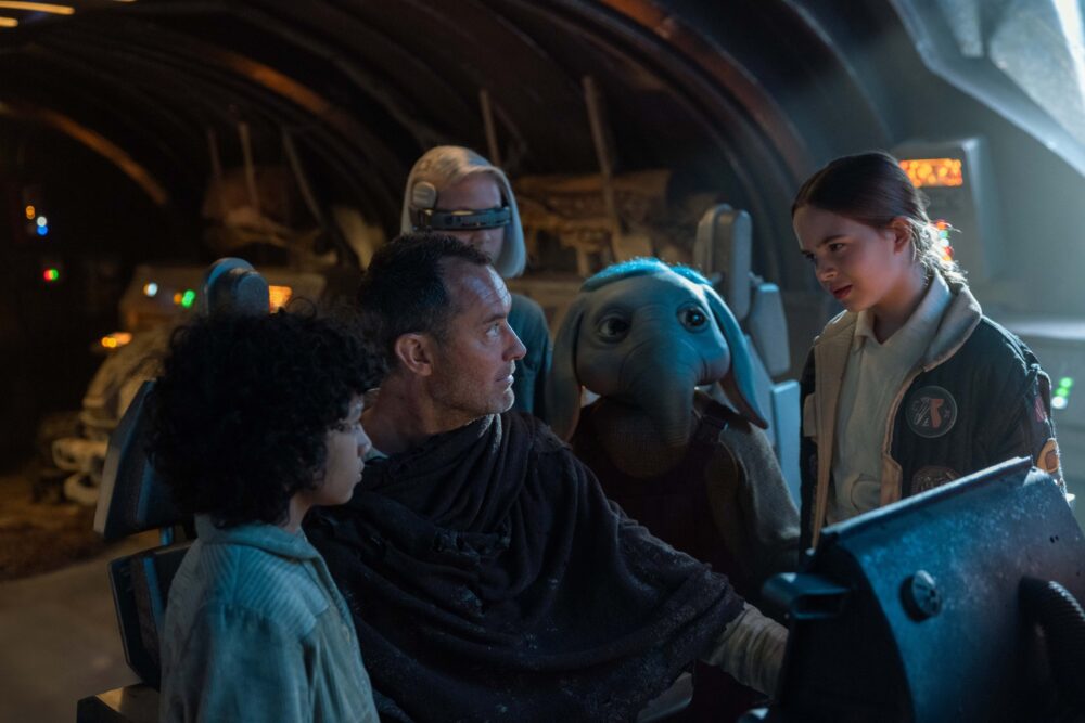 Zdjęcie okładkowe wpisu: Jude Law na pierwszych fotkach ze Star Wars: Skeleton Crew. Gwiazdor zwiedza galaktykę!
