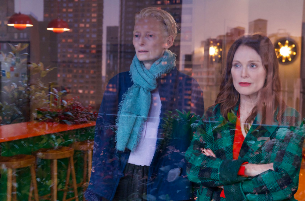 Zdjęcie okładkowe wpisu: Tilda Swinton i Julianne Moore w przejmującym zwiastunie nowego filmu Pedro Almodóvara W pokoju obok