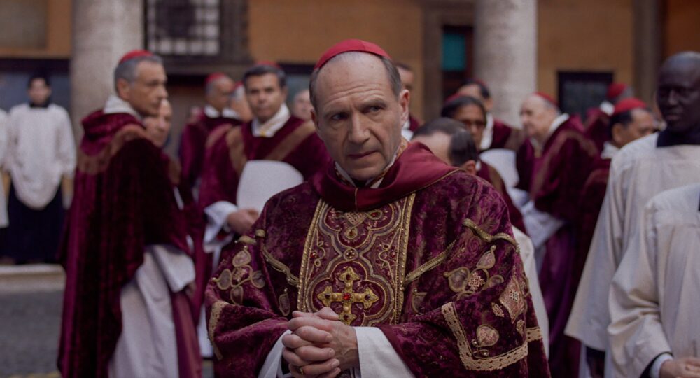 Zdjęcie okładkowe wpisu: Konklawe ze zwiastunem i pierwszymi recenzjami! W obsadzie: Ralph Fiennes, Stanley Tucci, Isabella Rossellini, John Lithgow oraz Jacek Koman