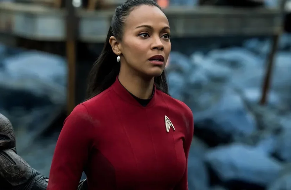 Zdjęcie okładkowe wpisu: Czy Zoe Saldaña powróci jako Uhura? Gwiazda otwarta na udział w kolejnej części Star Treka