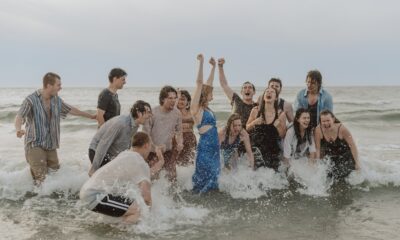 Zdjęcie okładkowe wpisu: Wspólny debiut Gabrieli Muskały i Zbigniewa Zamachowskiego. Błazny już w grudniu!