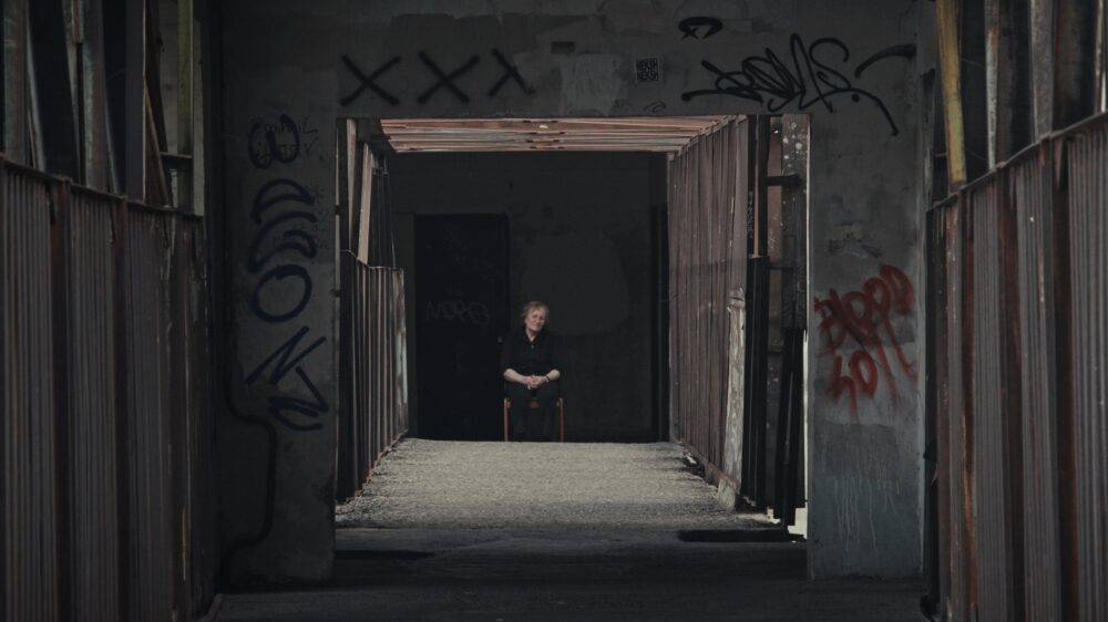 Zdjęcie okładkowe wpisu: ,,Stawiamy na kulturę indywidualną, zapominając o otaczających nas ludziach”- wywiad z reżyserem dokumentu ,,Lift lady”, Marcinem Modzelewskim.