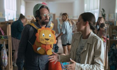 Zdjęcie okładkowe wpisu: „Stworzyliśmy na planie wielką pingwinią rodzinę” – wywiad z Tomaszem Tyndykiem