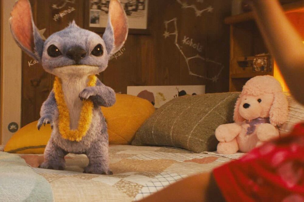 Zdjęcie okładkowe wpisu: Niebieski kosmita szczerzy zęby na pierwszym plakacie Lilo i Stitch