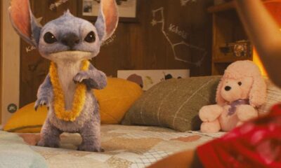 Zdjęcie okładkowe wpisu: Niebieski kosmita szczerzy zęby na pierwszym plakacie Lilo i Stitch