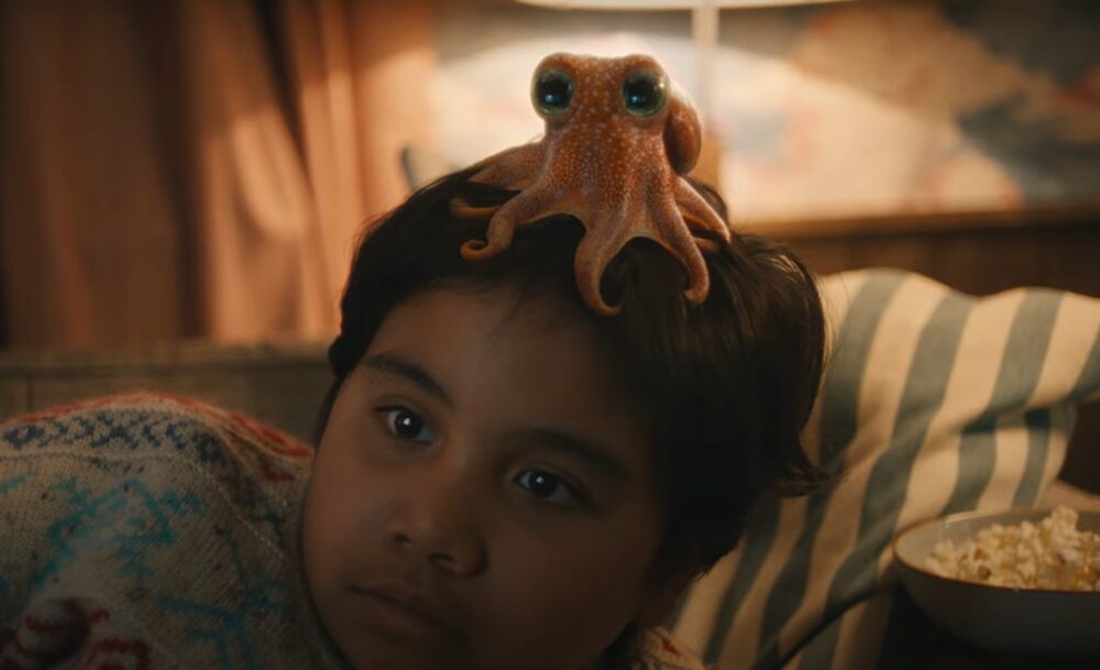 Zdjęcie okładkowe wpisu: Chłopiec i ośmiornica – Taika Waititi stworzył świąteczny spot dla Disneya. Film zawiera liczne odniesienia do kultowych animacji