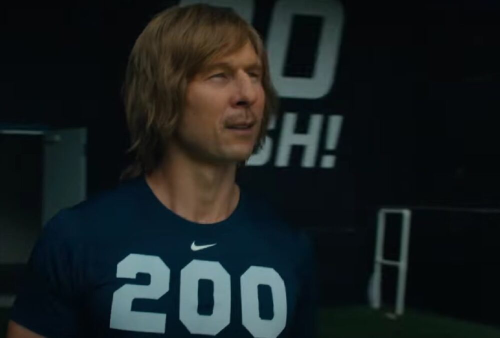 Zdjęcie okładkowe wpisu: Pierwsza zapowiedź serialu Chad Powers. Glen Powell nie do poznania w sportowej komedii Hulu