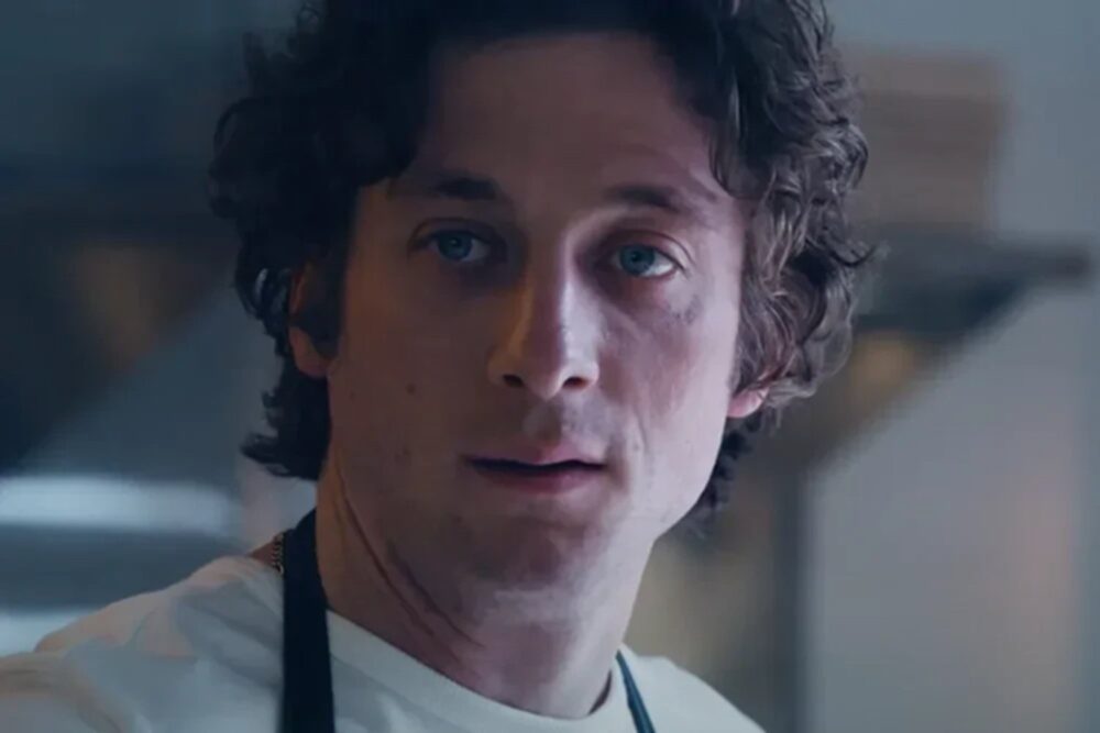 Zdjęcie okładkowe wpisu: Jeremy Allen White gwiazdą nowego serialu Netflixa. Aktor zagra w adaptacji powieści Enigma Variations