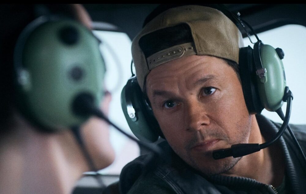 Zdjęcie okładkowe wpisu: Nowy zwiastun Flight Risk. Mark Wahlberg jako łysiejący psychopata w filmie Mela Gibsona
