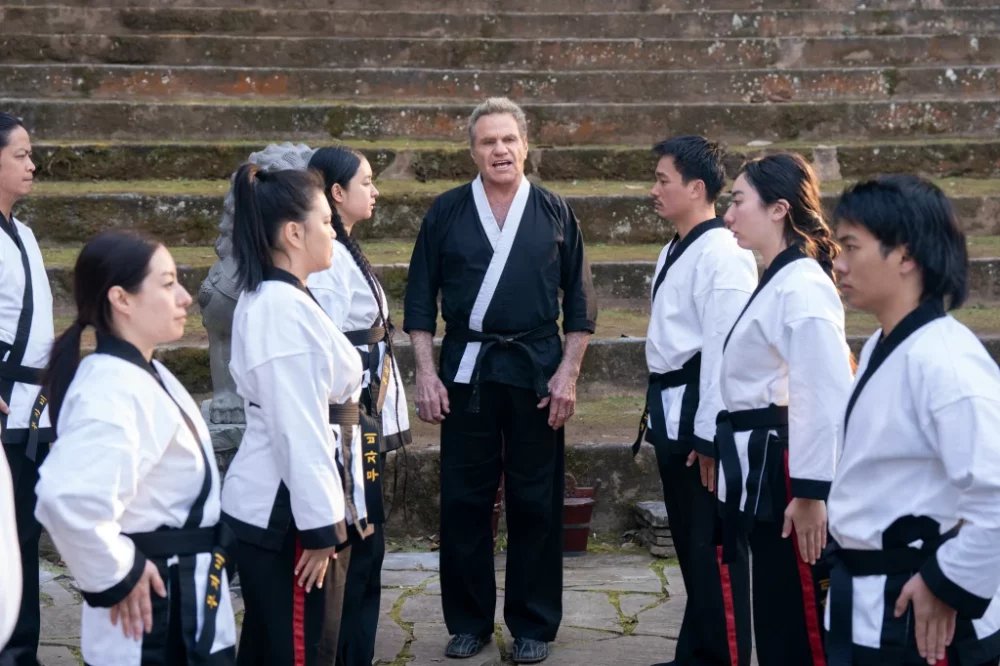 Zdjęcie okładkowe wpisu: Konsekwencje pewnego upadku. Intrygujący fragment finału 6. sezonu Cobra Kai