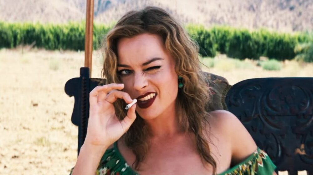 Zdjęcie okładkowe wpisu: Margot Robbie uchwycona na pierwszych zdjęciach z planu Wichrowych Wzgórz