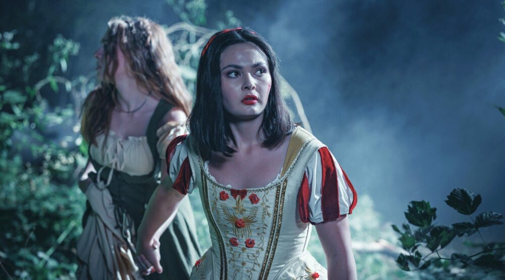 Zdjęcie okładkowe wpisu: Zapomnij o Disneyu! Ta Śnieżka to horror pełen krwi