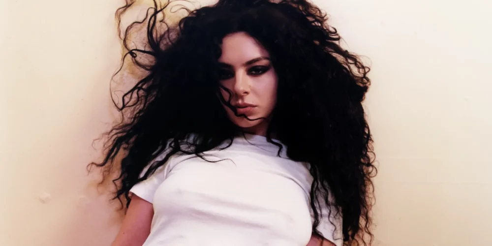 Zdjęcie okładkowe wpisu: Nie do Narnii. Charli XCX zagra u mistrza japońskiego horroru