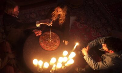 Zdjęcie okładkowe wpisu: Pierwsze spojrzenie na remake filmu Witchboard. Bohaterowie horroru na nowym zdjęciu