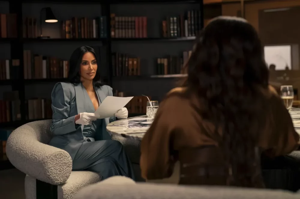 Zdjęcie okładkowe wpisu: Kim Kardashian gwiazdą nowego serialu prawniczego! Stworzy go Ryan Murphy. Zobacz zwiastun