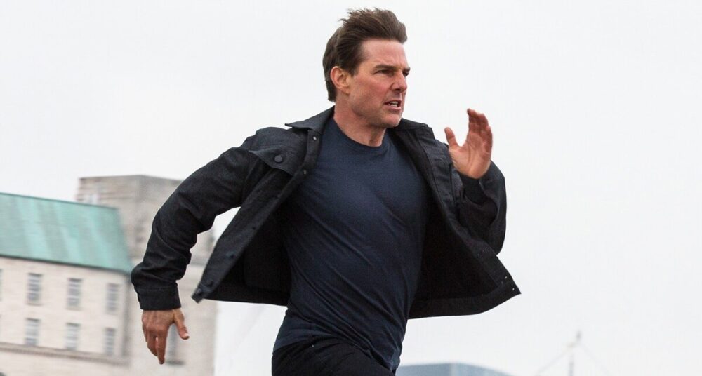 Zdjęcie okładkowe wpisu: Tom Cruise silny, lecz ma swoje limity. Ekipa musiała znieść go z samolotu
