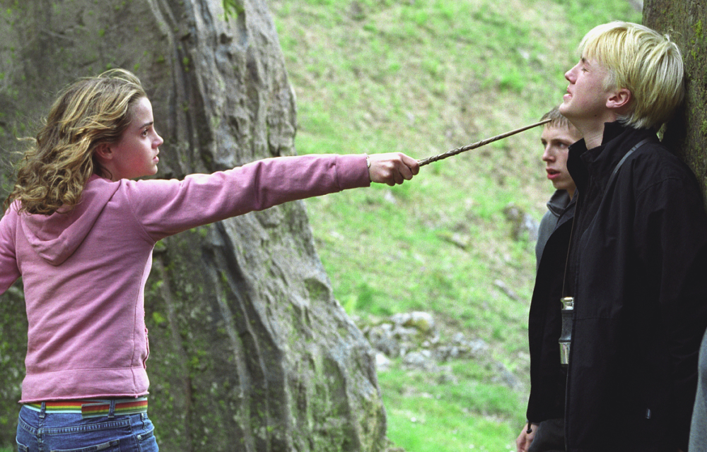 Zdjęcie okładkowe wpisu: Hermiona i Draco przechadzają się po planie serialowego Harry’ego Pottera
