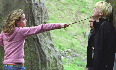 Zdjęcie okładkowe wpisu: Hermiona i Draco przechadzają się po planie serialowego Harry’ego Pottera