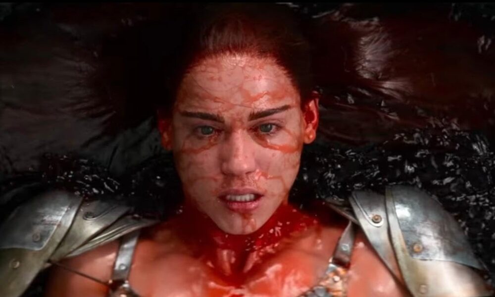Zdjęcie okładkowe wpisu: Red Sonja szykuje się na wojnę. Mathilda Lutz prezentuje kultowy strój głównej bohaterki na zdjęciach zza kulis filmu