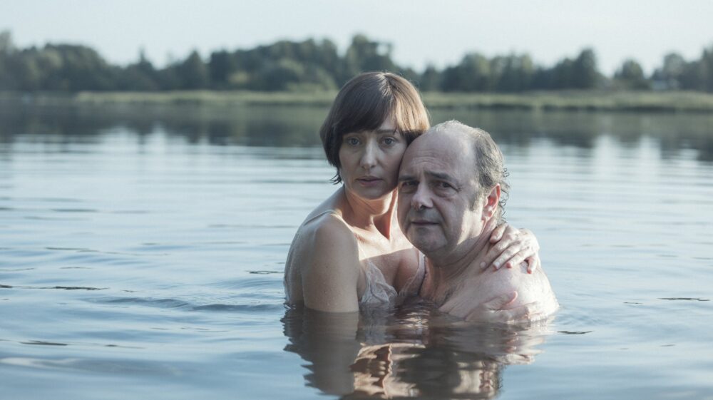 Zdjęcie okładkowe wpisu: Nowy film Piotra Domalewskiego. Jakubik i Popławska wcielają się w Jacka i Grażynę Kuroniów – zobacz pierwsze zdjęcia z planu