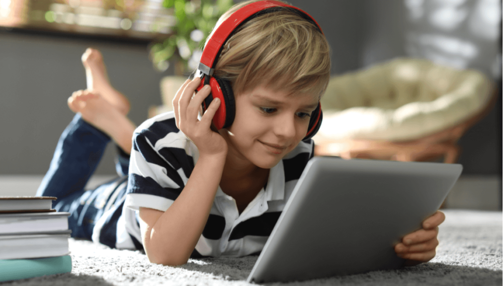 Zdjęcie okładkowe wpisu: 10 audiobooków na przełom lata i jesieni. Historie, które wciągną każdego