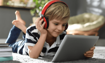 Zdjęcie okładkowe wpisu: 10 audiobooków na przełom lata i jesieni. Historie, które wciągną każdego