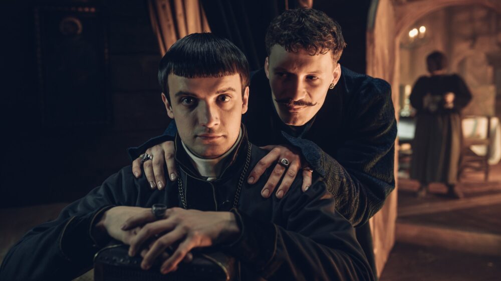 Zdjęcie okładkowe wpisu: Ksiądz z TikToka kontrowersyjnie o 1670!  „Niektóre sceny wyśmiewają sacrum”