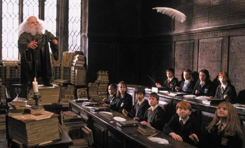Zdjęcie okładkowe wpisu: Gwiazda filmów powróci w serialu Harry Potter. Warwick Davis ponownie jako profesor Flitwick