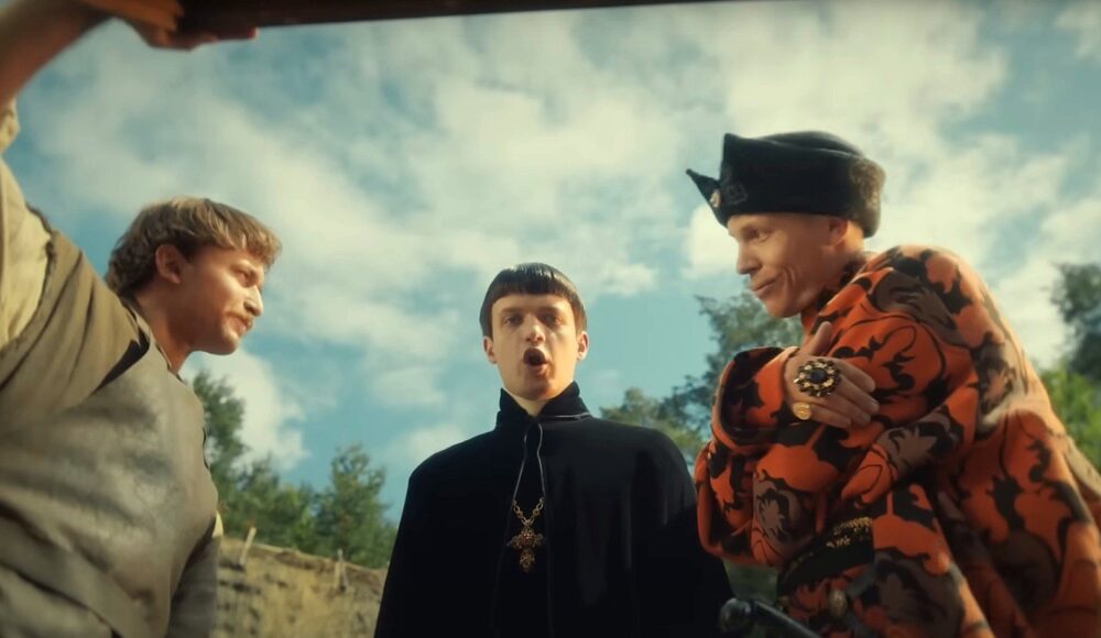 Zdjęcie okładkowe wpisu: Netflix pokazał dodatkową scenę z 1670. Nie było jej w 2. sezonie. To parodia znanego programu telewizyjnego