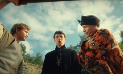 Zdjęcie okładkowe wpisu: Netflix pokazał dodatkową scenę z 1670. Nie było jej w 2. sezonie. To parodia znanego programu telewizyjnego