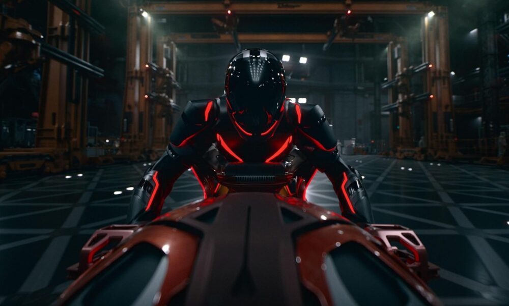 Zdjęcie okładkowe wpisu: Tron: Ares startuje poniżej oczekiwań. Czy film Disneya poniesie finansową porażkę?
