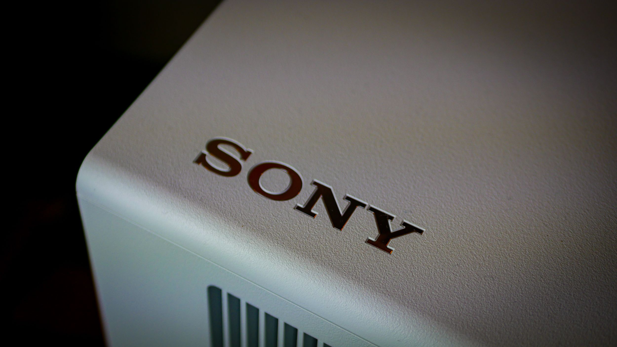 Zdjęcie projektora Sony VPL-XW6100ES w wersji białej – elegancki sprzęt kinowy do domu z technologią 4K HDR i laserowym źródłem światła.