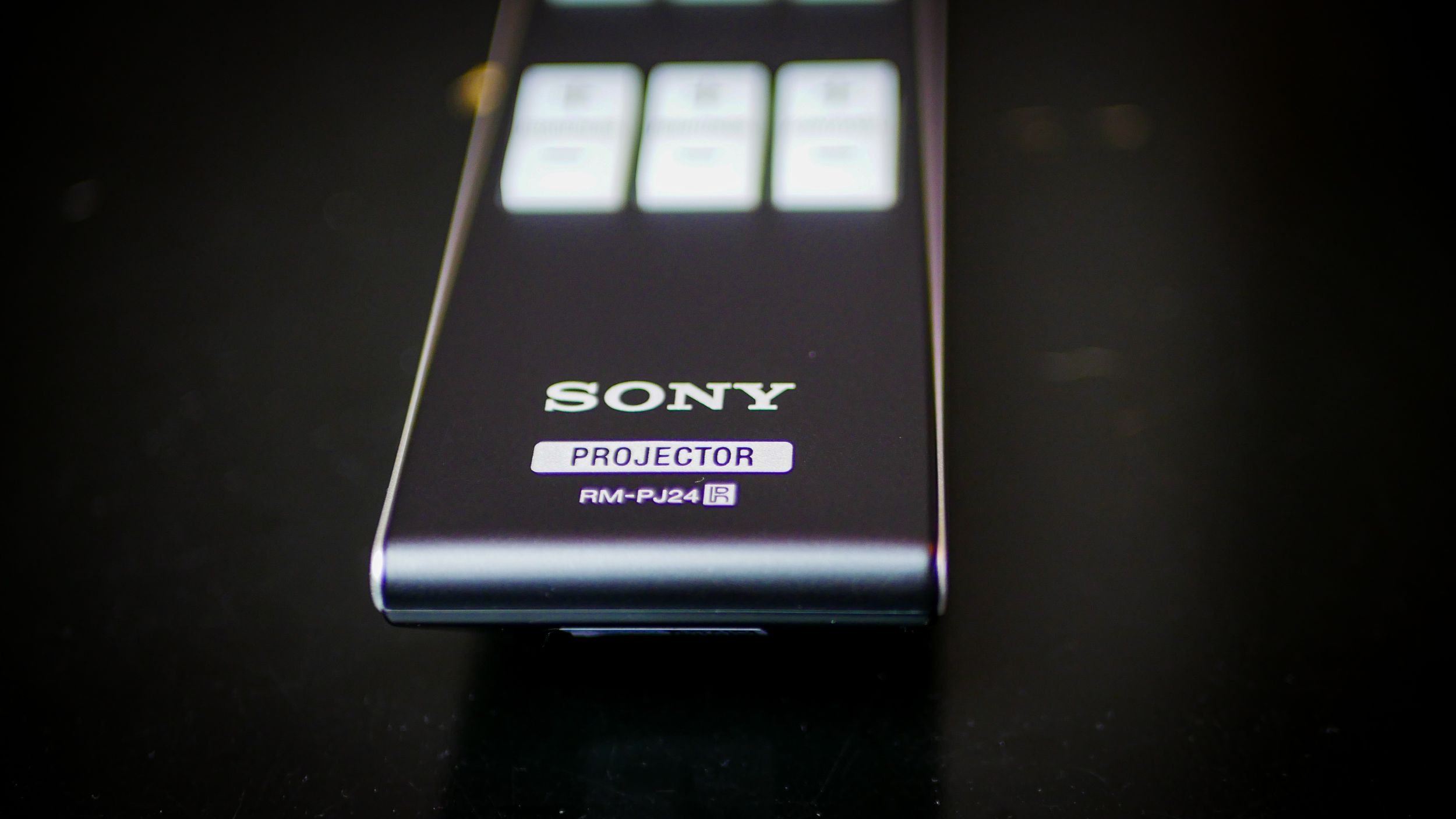 Zdjęcie projektora Sony VPL-XW6100ES w wersji białej – elegancki sprzęt kinowy do domu z technologią 4K HDR i laserowym źródłem światła.