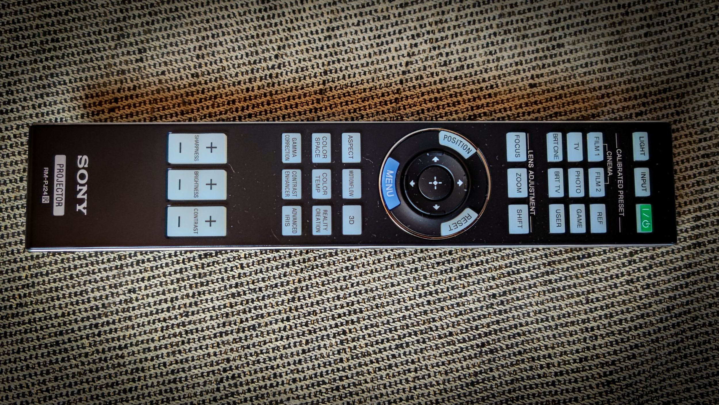 Zdjęcie projektora Sony VPL-XW6100ES w wersji białej – elegancki sprzęt kinowy do domu z technologią 4K HDR i laserowym źródłem światła.