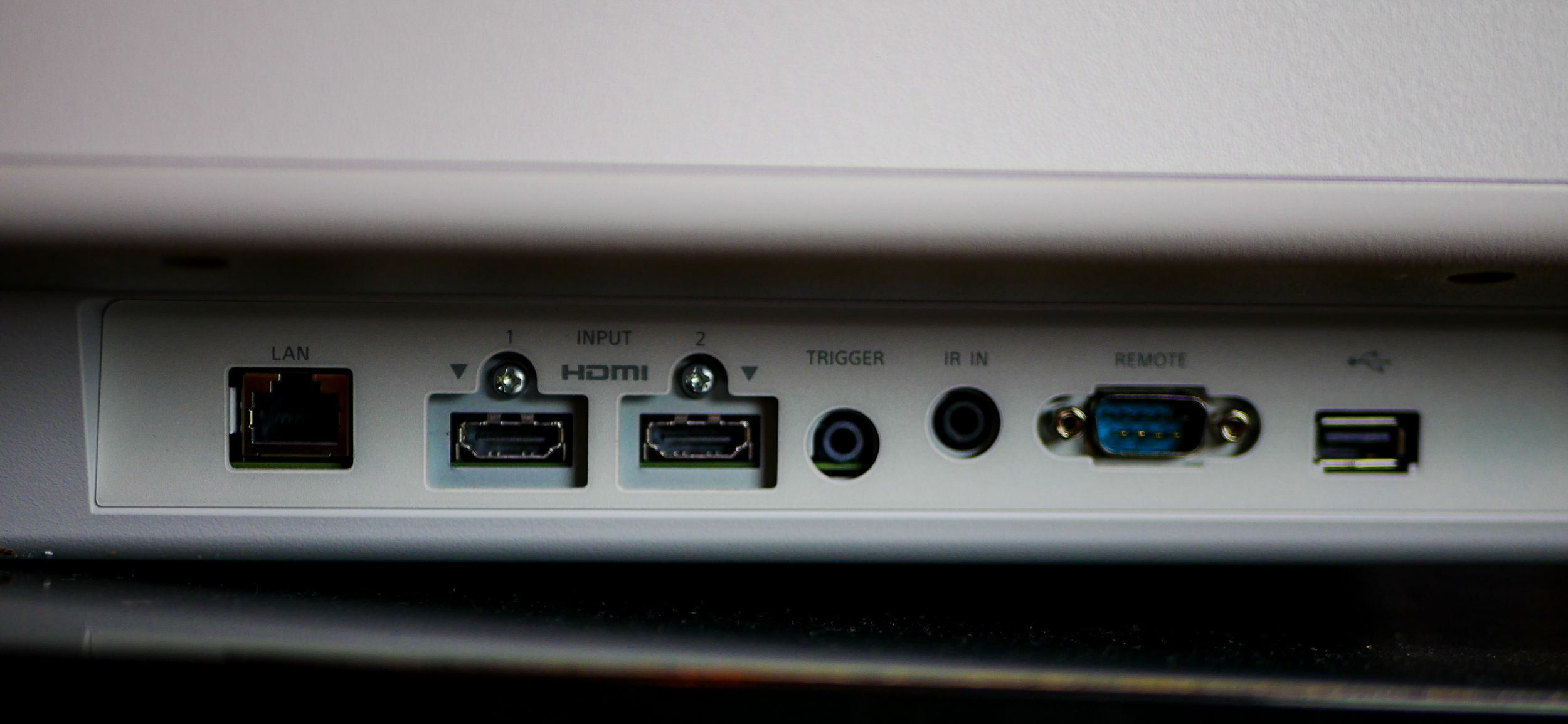 Zdjęcie projektora Sony VPL-XW6100ES w wersji białej – elegancki sprzęt kinowy do domu z technologią 4K HDR i laserowym źródłem światła.