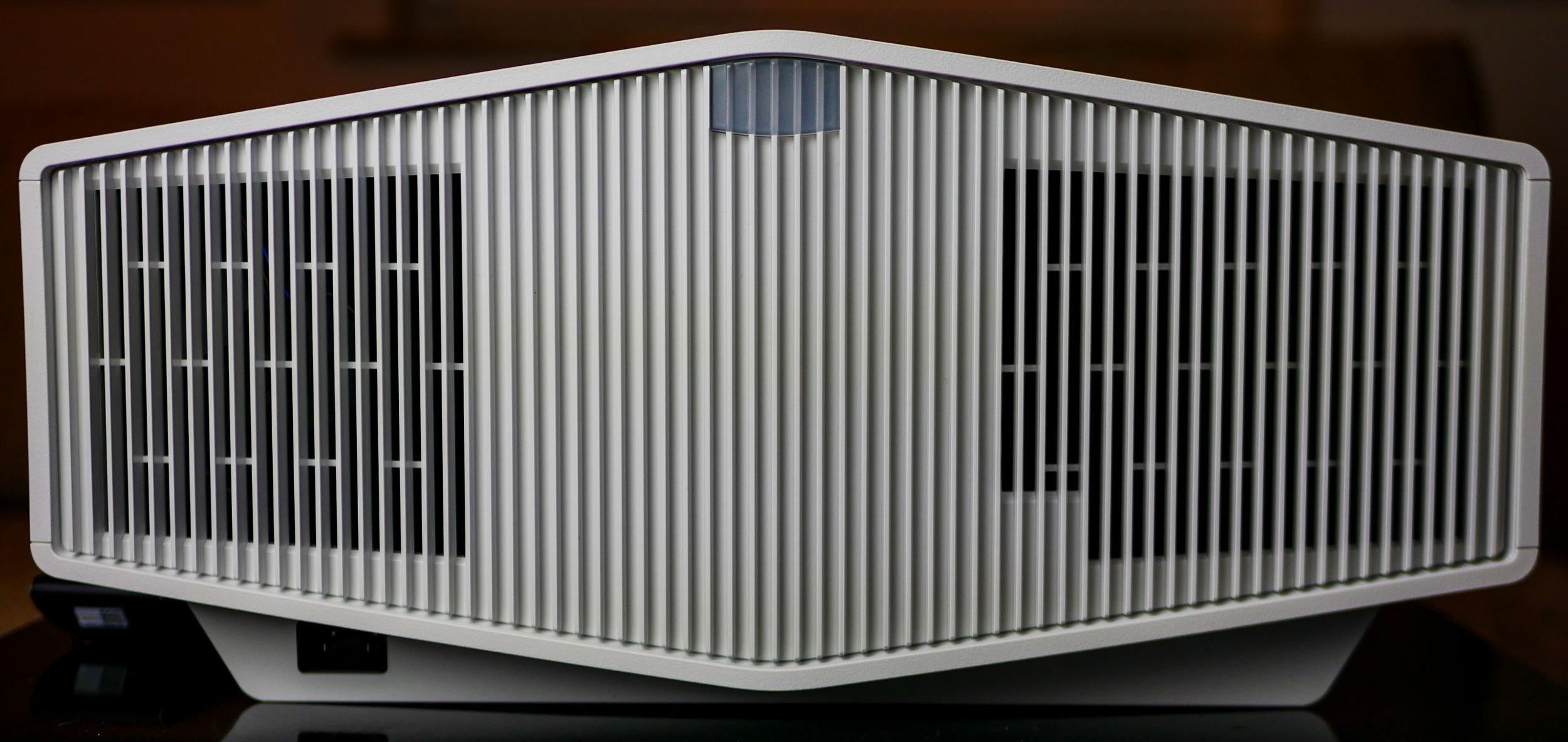 Zdjęcie projektora Sony VPL-XW6100ES w wersji białej – elegancki sprzęt kinowy do domu z technologią 4K HDR i laserowym źródłem światła.