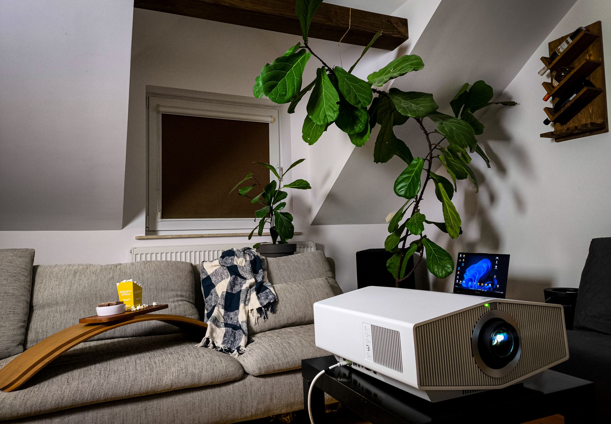 Zdjęcie projektora Sony VPL-XW6100ES w wersji białej – elegancki sprzęt kinowy do domu z technologią 4K HDR i laserowym źródłem światła.