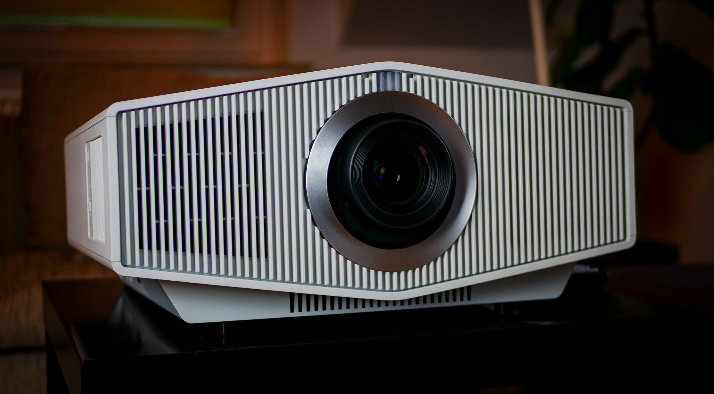 Zdjęcie projektora Sony VPL-XW6100ES w wersji białej – elegancki sprzęt kinowy do domu z technologią 4K HDR i laserowym źródłem światła.