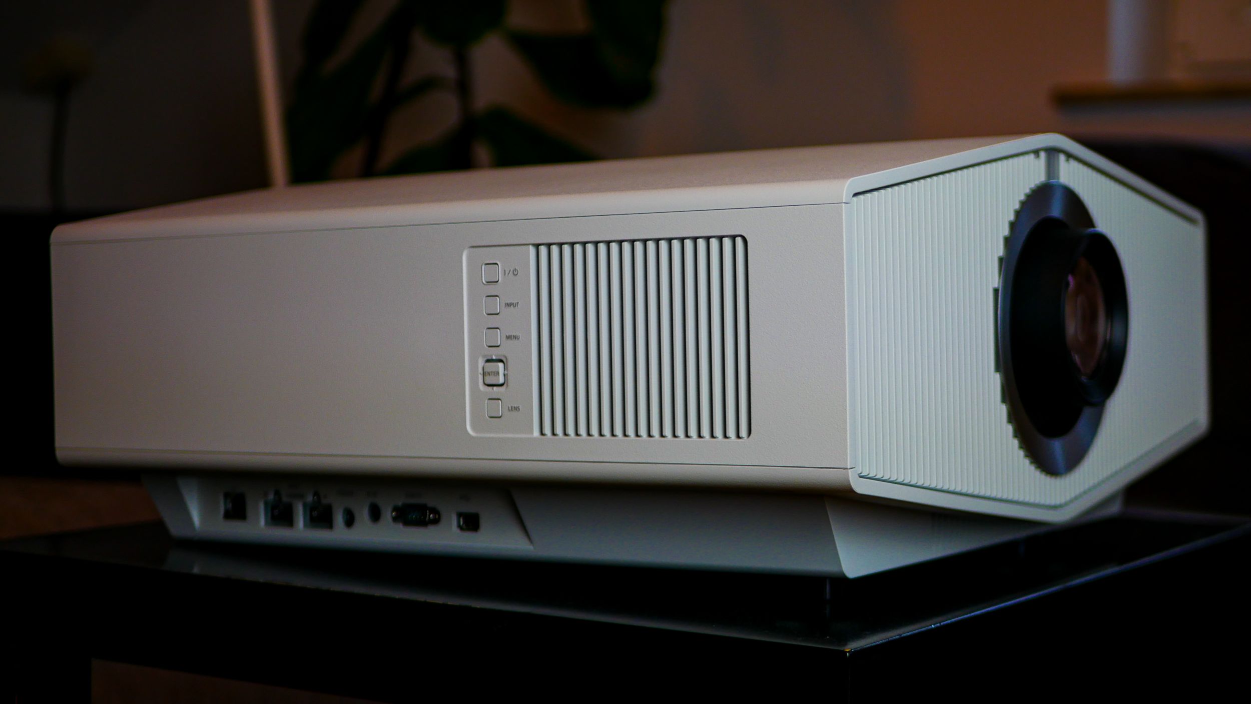 Zdjęcie projektora Sony VPL-XW6100ES w wersji białej – elegancki sprzęt kinowy do domu z technologią 4K HDR i laserowym źródłem światła.