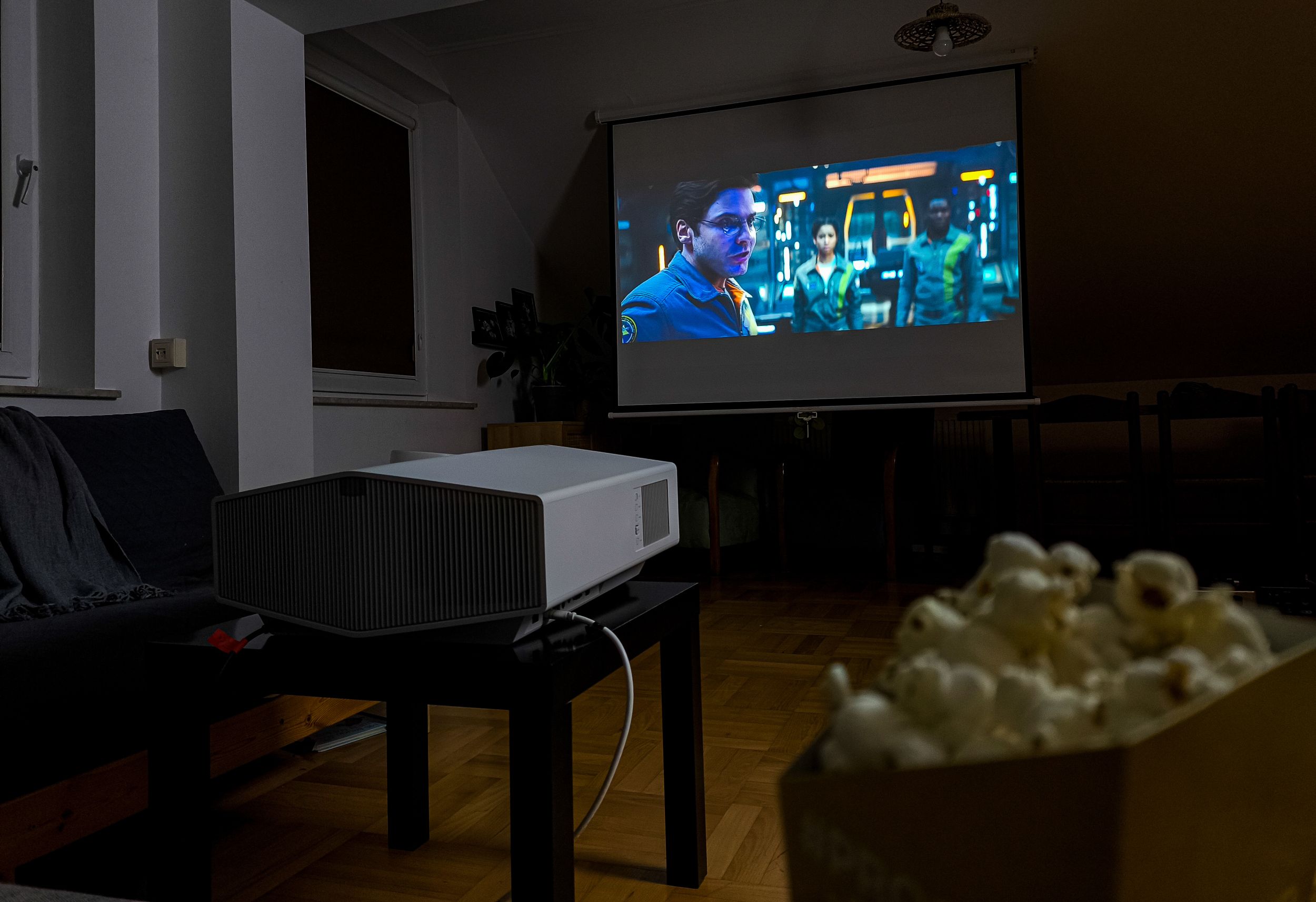 Zdjęcie projektora Sony VPL-XW6100ES w wersji białej – elegancki sprzęt kinowy do domu z technologią 4K HDR i laserowym źródłem światła.