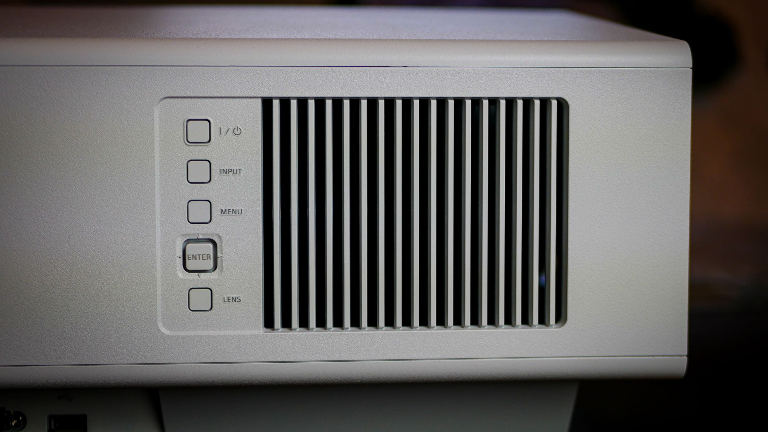 Zdjęcie projektora Sony VPL-XW6100ES w wersji białej – elegancki sprzęt kinowy do domu z technologią 4K HDR i laserowym źródłem światła.